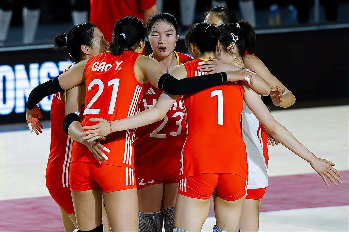 开云电竞官网-队员们在比赛中不畏强敌，展现出了团结合作的精神(比赛时队员们提出胜不骄败不馁)